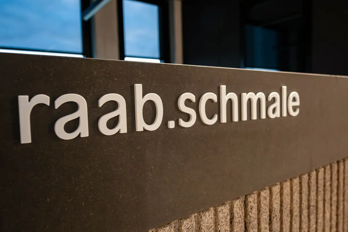 Schriftzug raab.schmale am Empfang