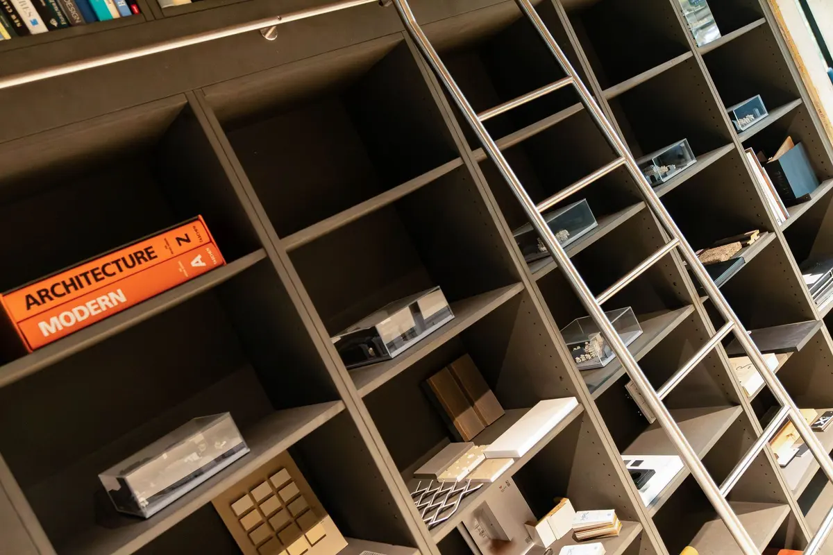 Regalwand mit Fachliteratur